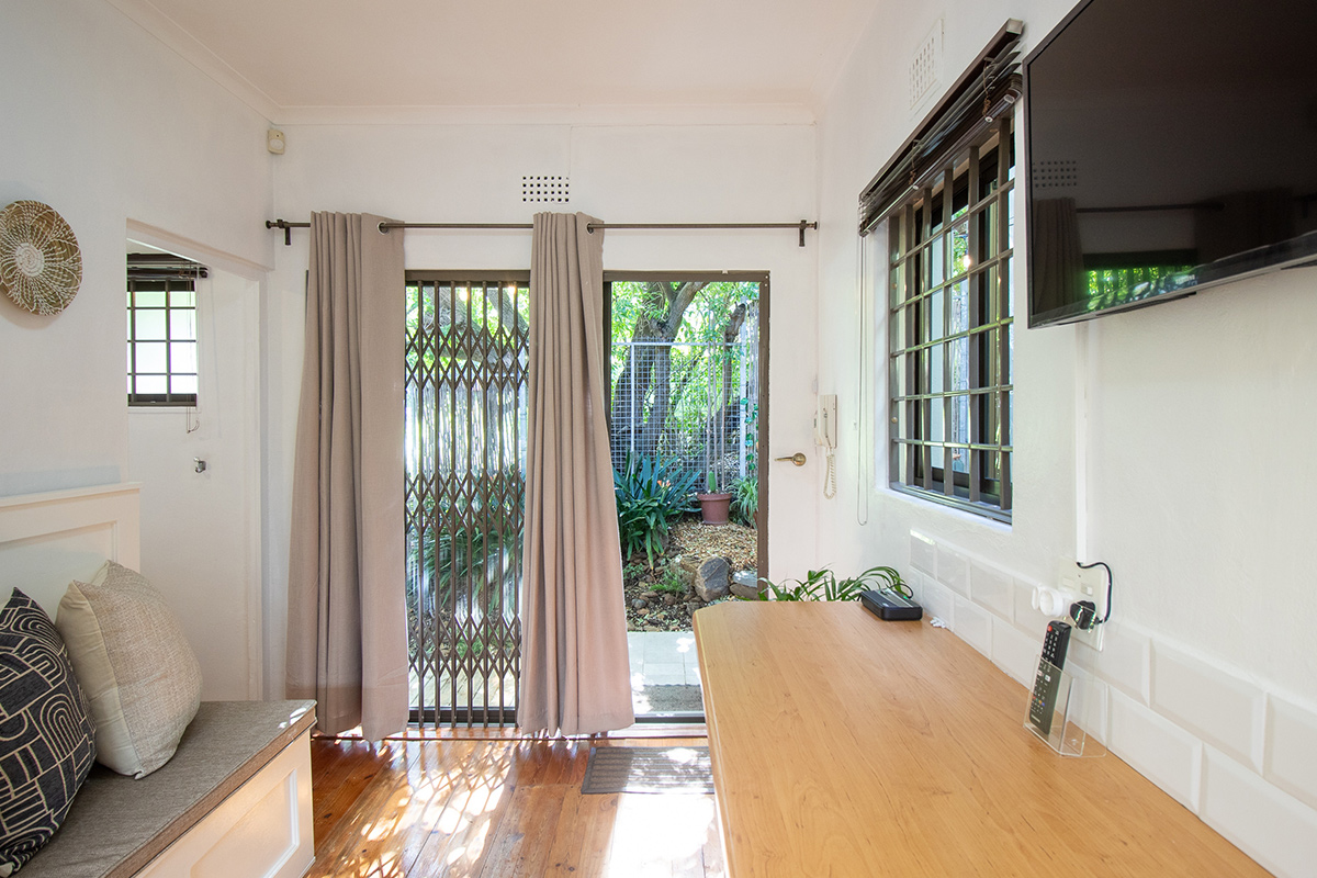 B5-Dorchester-271-High-Level-Road-1-bedroom-cottage-to-rent-Sea-Point-6