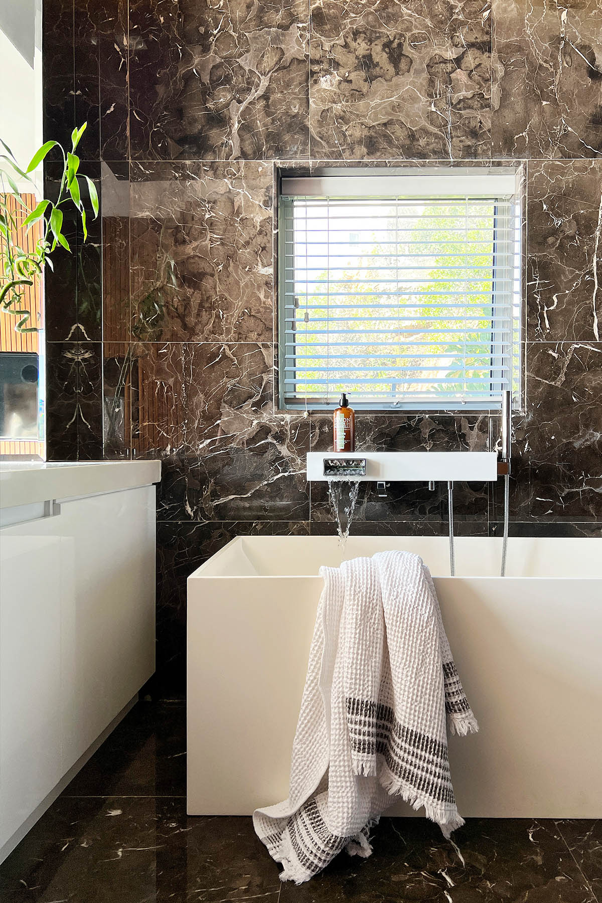 5102-stylish-clifton-apartment-to-rent-cape-town-21b