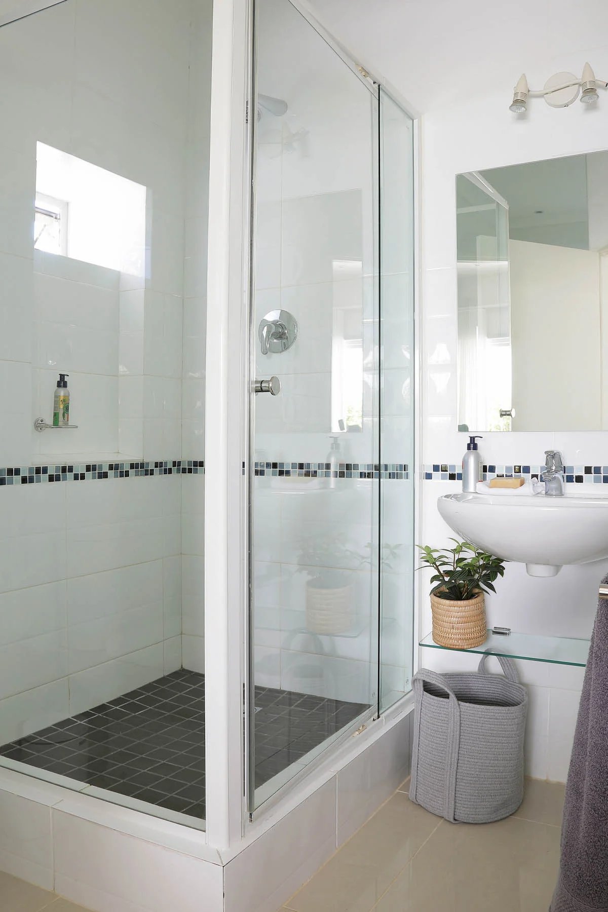 5103-lovely-3-bed-clifton-apartment-to-rent-cape-town-11b