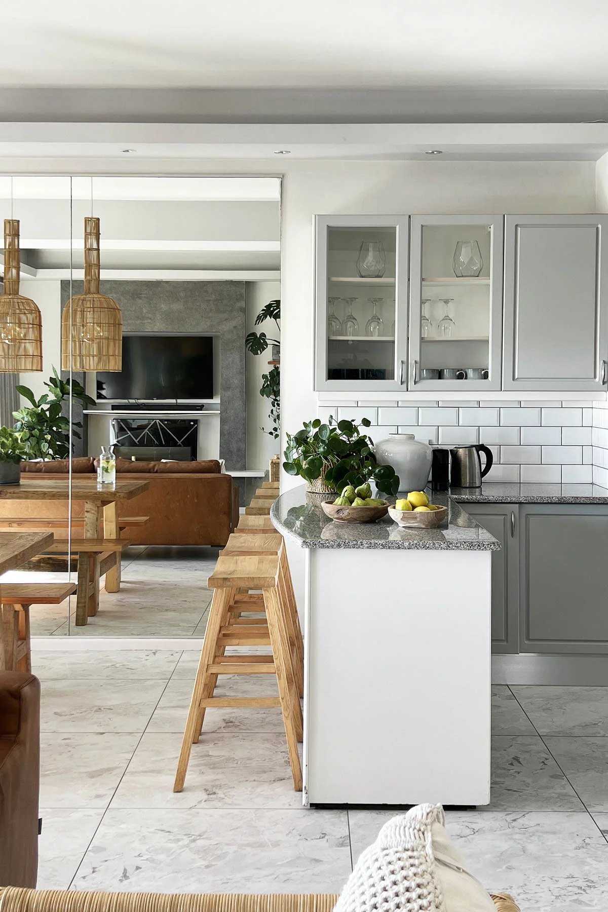 5103-lovely-3-bed-clifton-apartment-to-rent-cape-town-4b