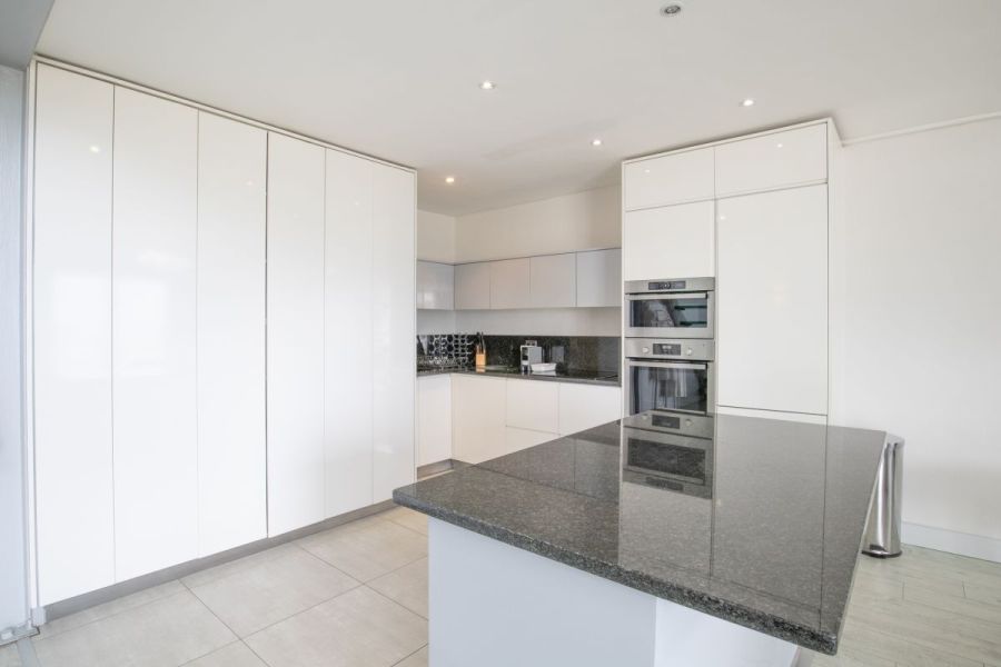 B20-soho-3-bedroom-apartment-property-for-rent-de-waterkant (24)