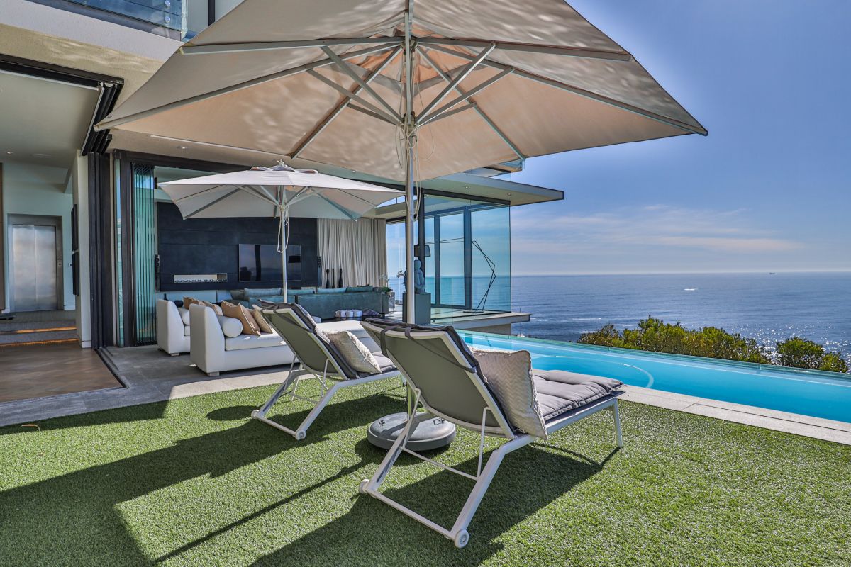 5-bedroom-self-catering-villa-in-bantry-bay-pool-braai-sea-views-bar (6)