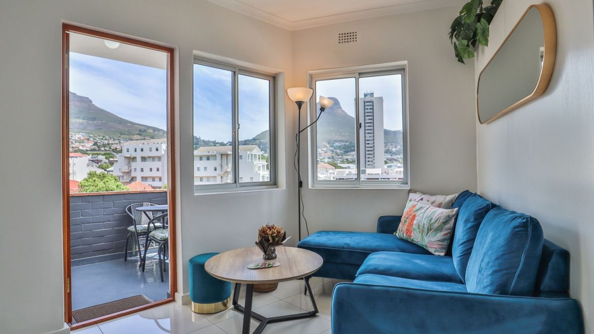 Trendy-Apartment-Balcony-TableMountain-Views-Central (6)