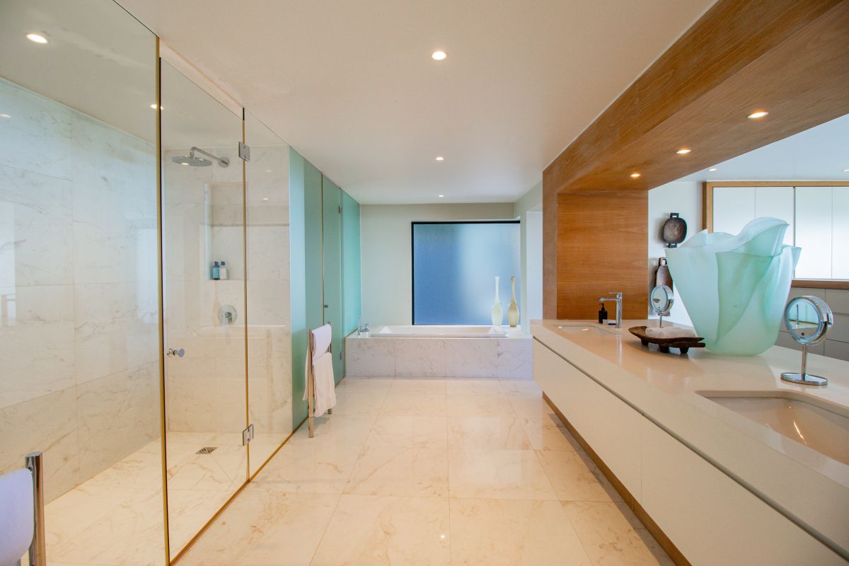 warm-and-spacious-villa-boasts-a-fantastic-pool-deck-and-outdoor-grass-area (18)