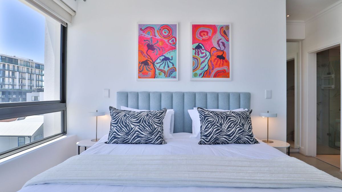 contemporary-luxury-comfort-2bed-2bath-balcony-parking-apartment-fresnaye-sea-point (14)