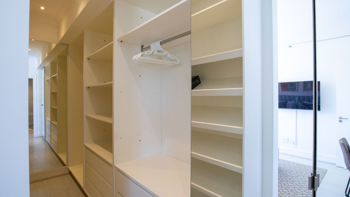 contemporary-luxury-comfort-2bed-2bath-balcony-parking-apartment-fresnaye-sea-point (16)