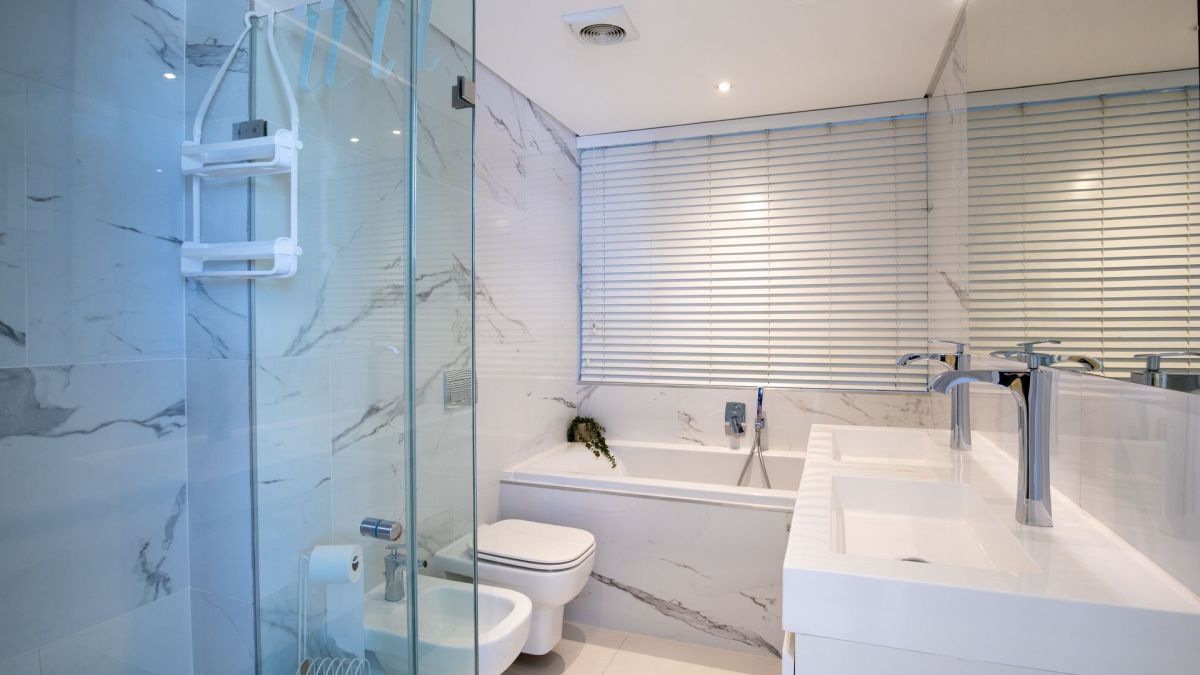 contemporary-luxury-comfort-2bed-2bath-balcony-parking-apartment-fresnaye-sea-point (17)