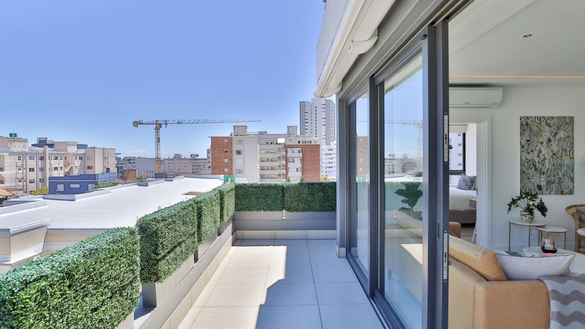 contemporary-luxury-comfort-2bed-2bath-balcony-parking-apartment-fresnaye-sea-point (18)