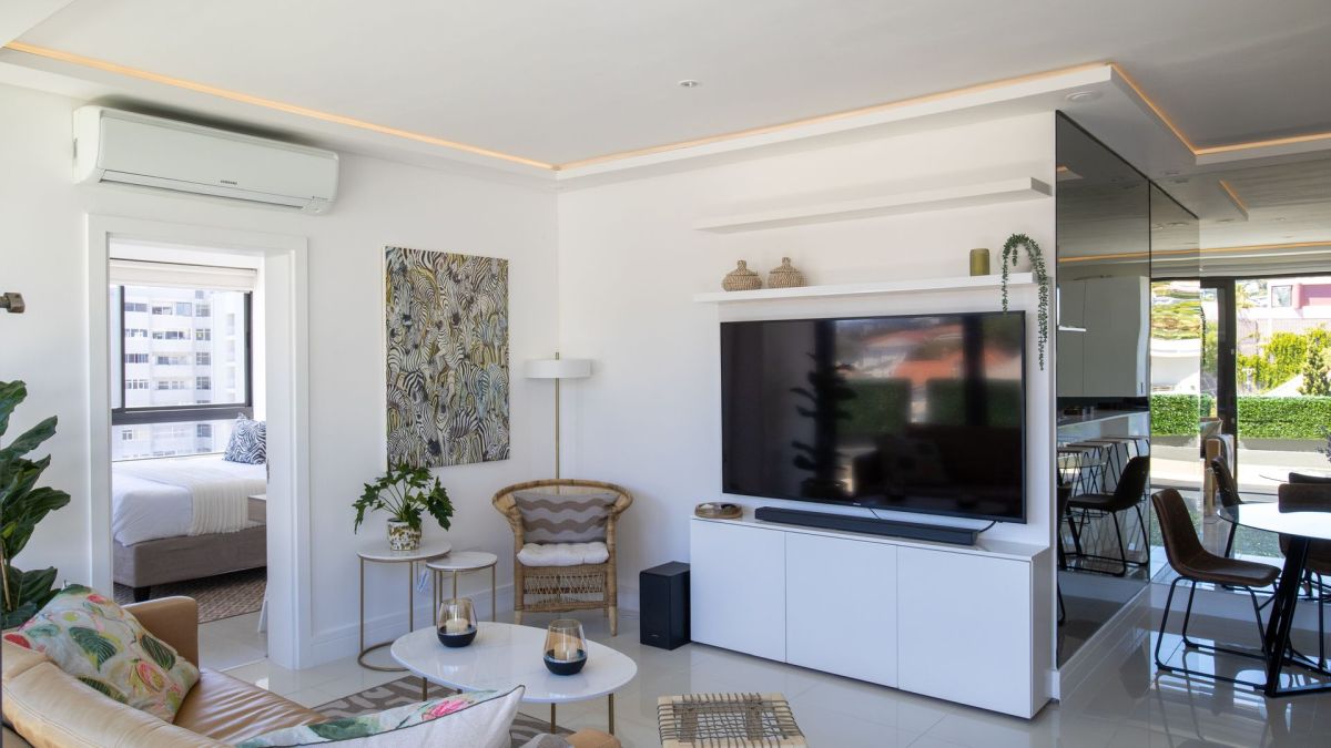 contemporary-luxury-comfort-2bed-2bath-balcony-parking-apartment-fresnaye-sea-point (19)