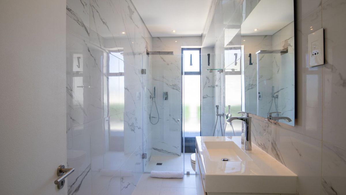 contemporary-luxury-comfort-2bed-2bath-balcony-parking-apartment-fresnaye-sea-point (20)