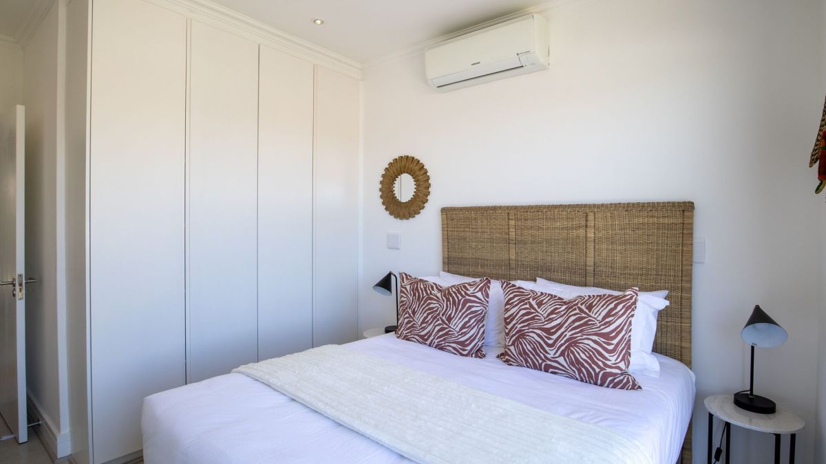 contemporary-luxury-comfort-2bed-2bath-balcony-parking-apartment-fresnaye-sea-point (23)
