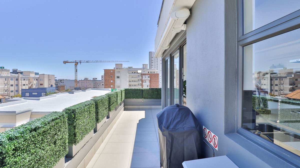 contemporary-luxury-comfort-2bed-2bath-balcony-parking-apartment-fresnaye-sea-point (24)