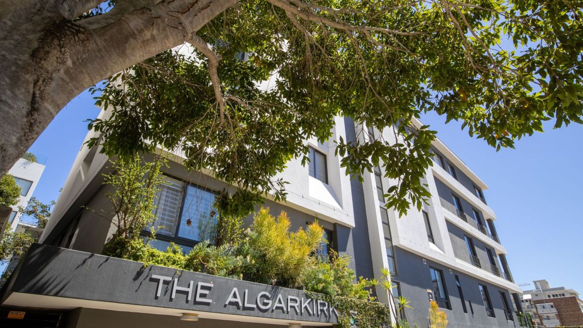 contemporary-luxury-comfort-2bed-2bath-balcony-parking-apartment-fresnaye-sea-point (25)