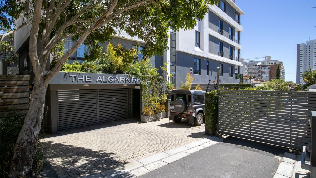 contemporary-luxury-comfort-2bed-2bath-balcony-parking-apartment-fresnaye-sea-point (26)