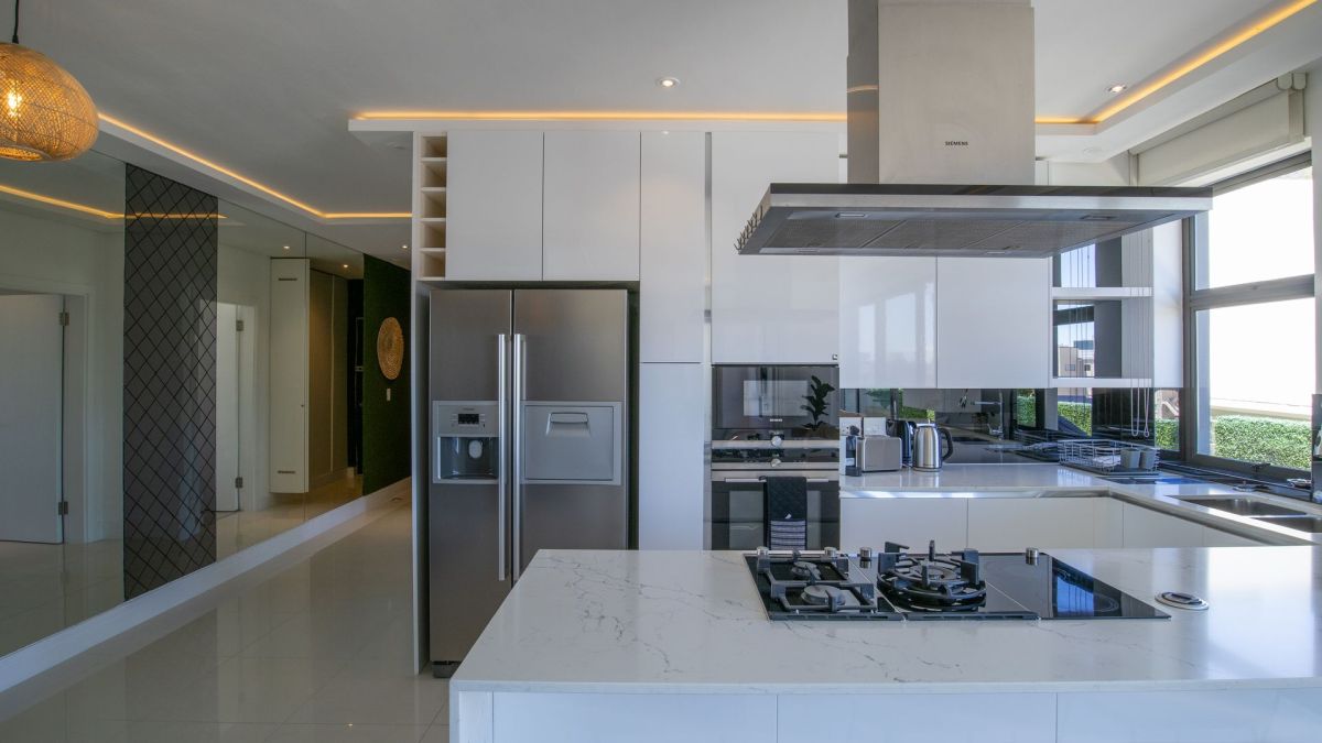 contemporary-luxury-comfort-2bed-2bath-balcony-parking-apartment-fresnaye-sea-point (4)