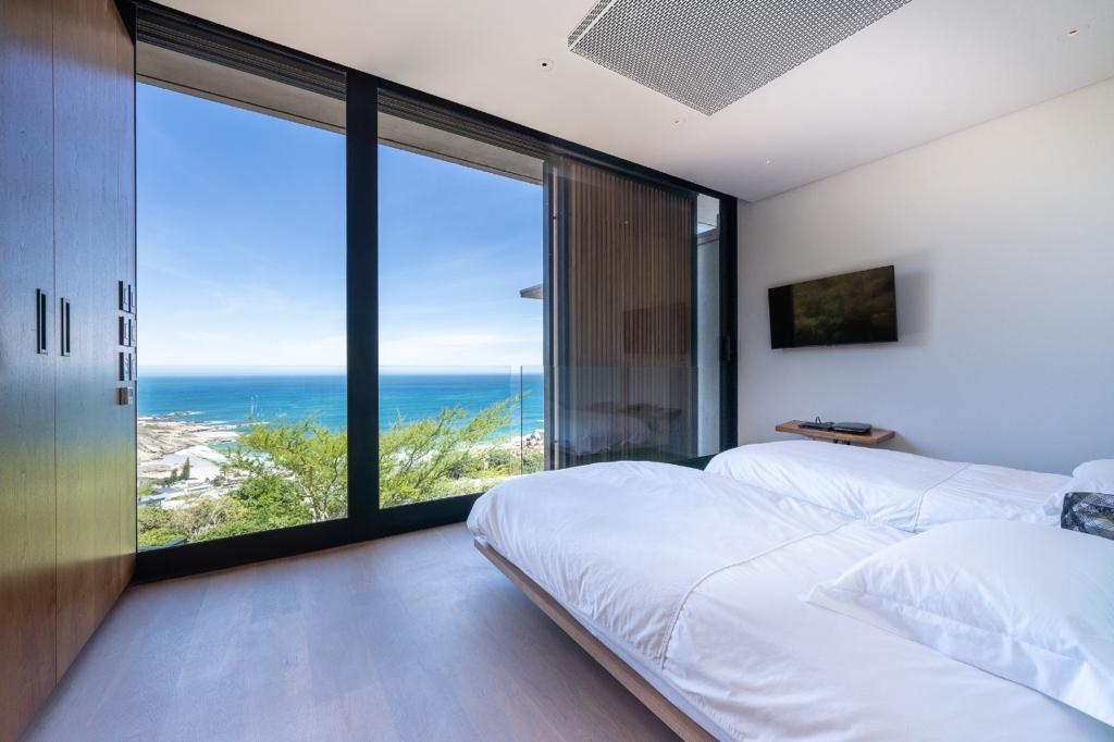 4bed-4bath-designer-coastal-retreat-with-private-pool-beach-houtbay-llandudano-garden (21)