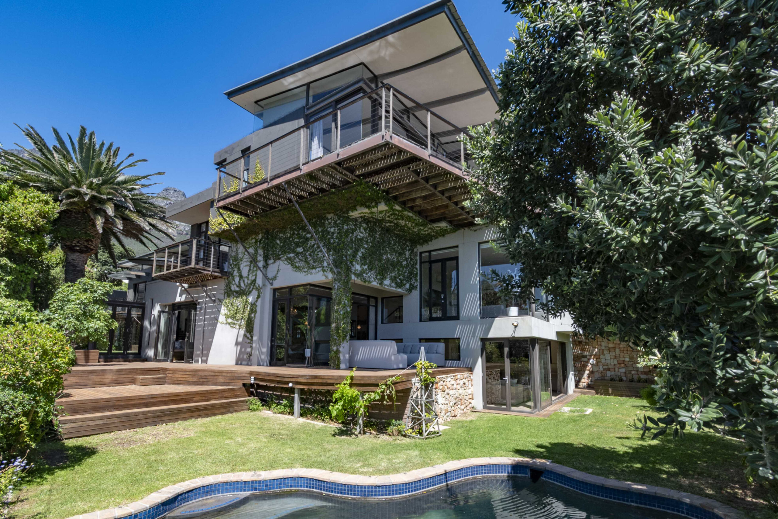 private-family-villa-bakoven-camps-bay-5bed-6bath-pool-ocean-bbq (11)