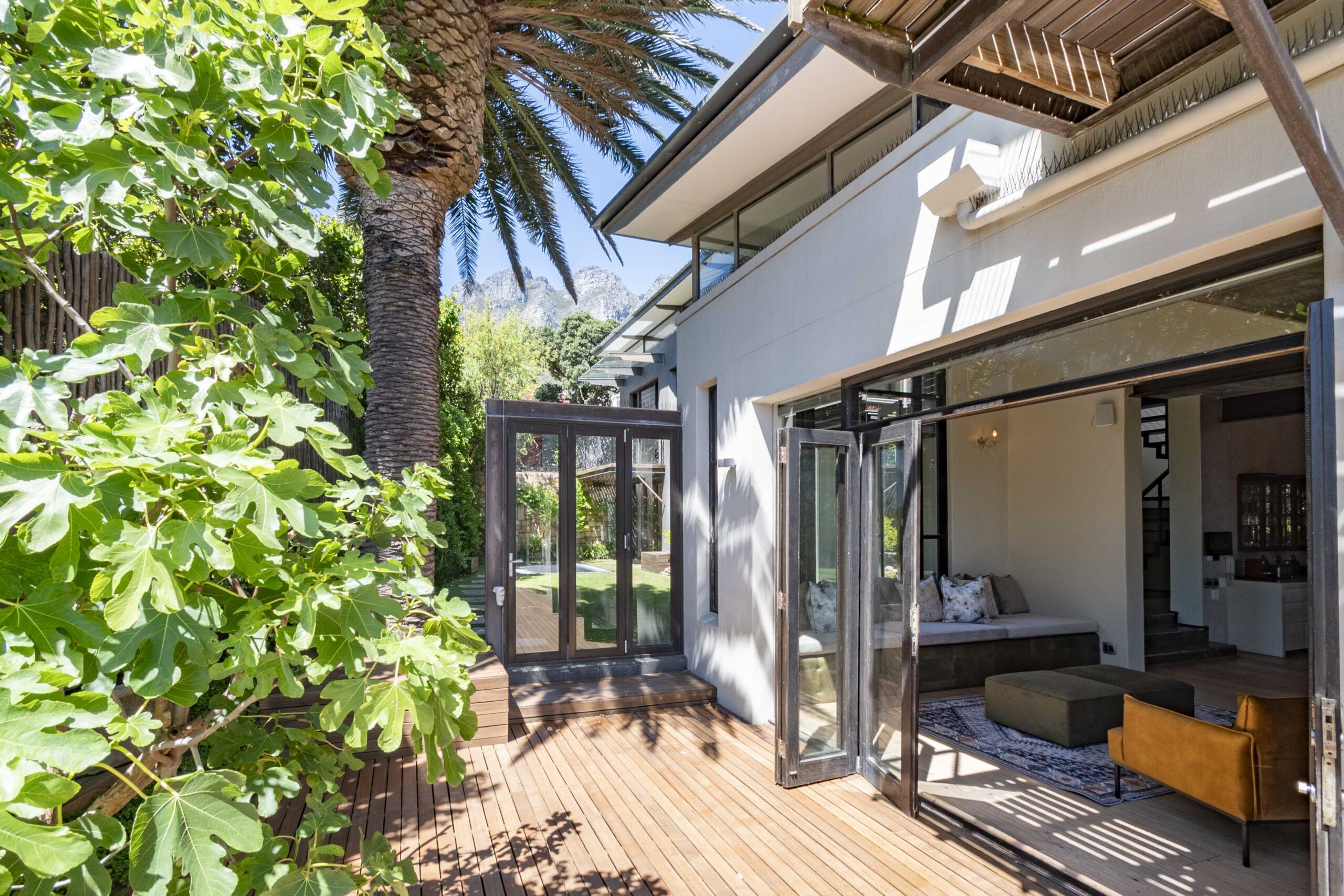 private-family-villa-bakoven-camps-bay-5bed-6bath-pool-ocean-bbq (13)