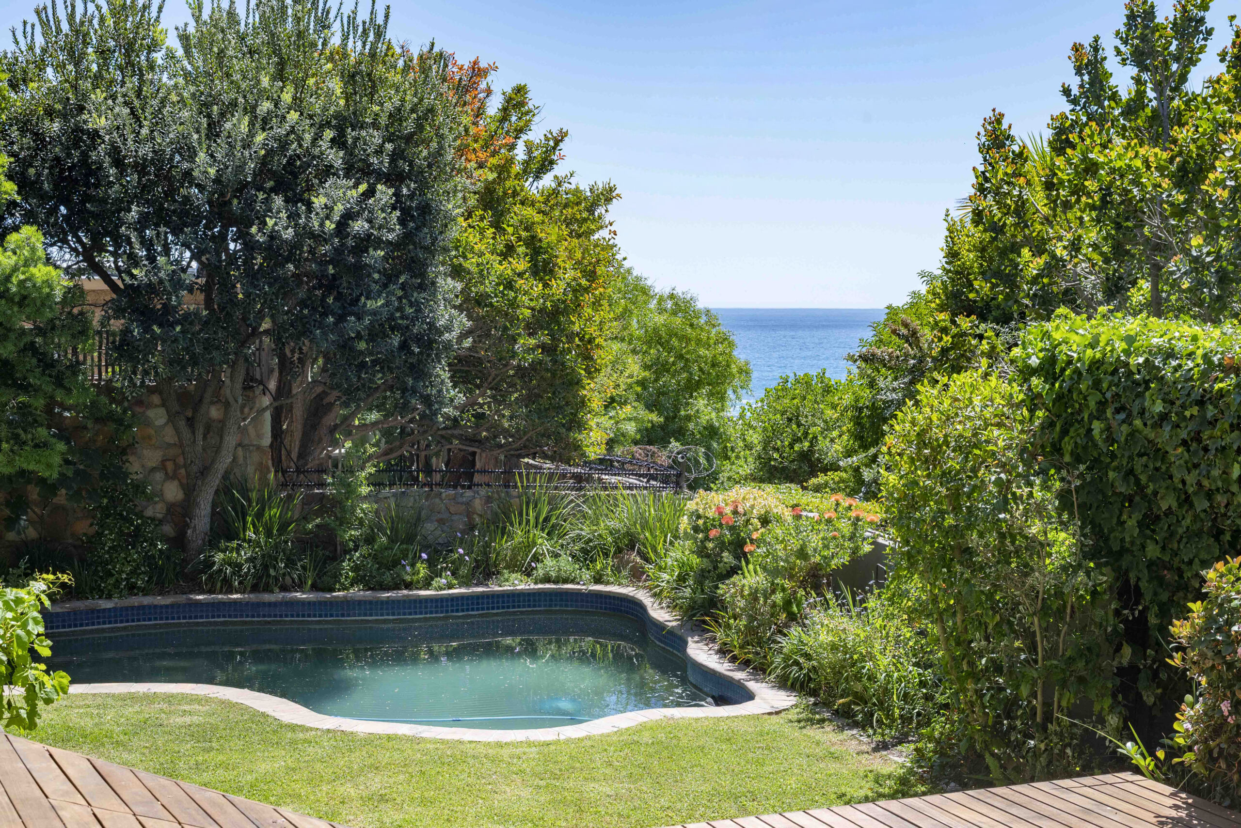 private-family-villa-bakoven-camps-bay-5bed-6bath-pool-ocean-bbq (14)