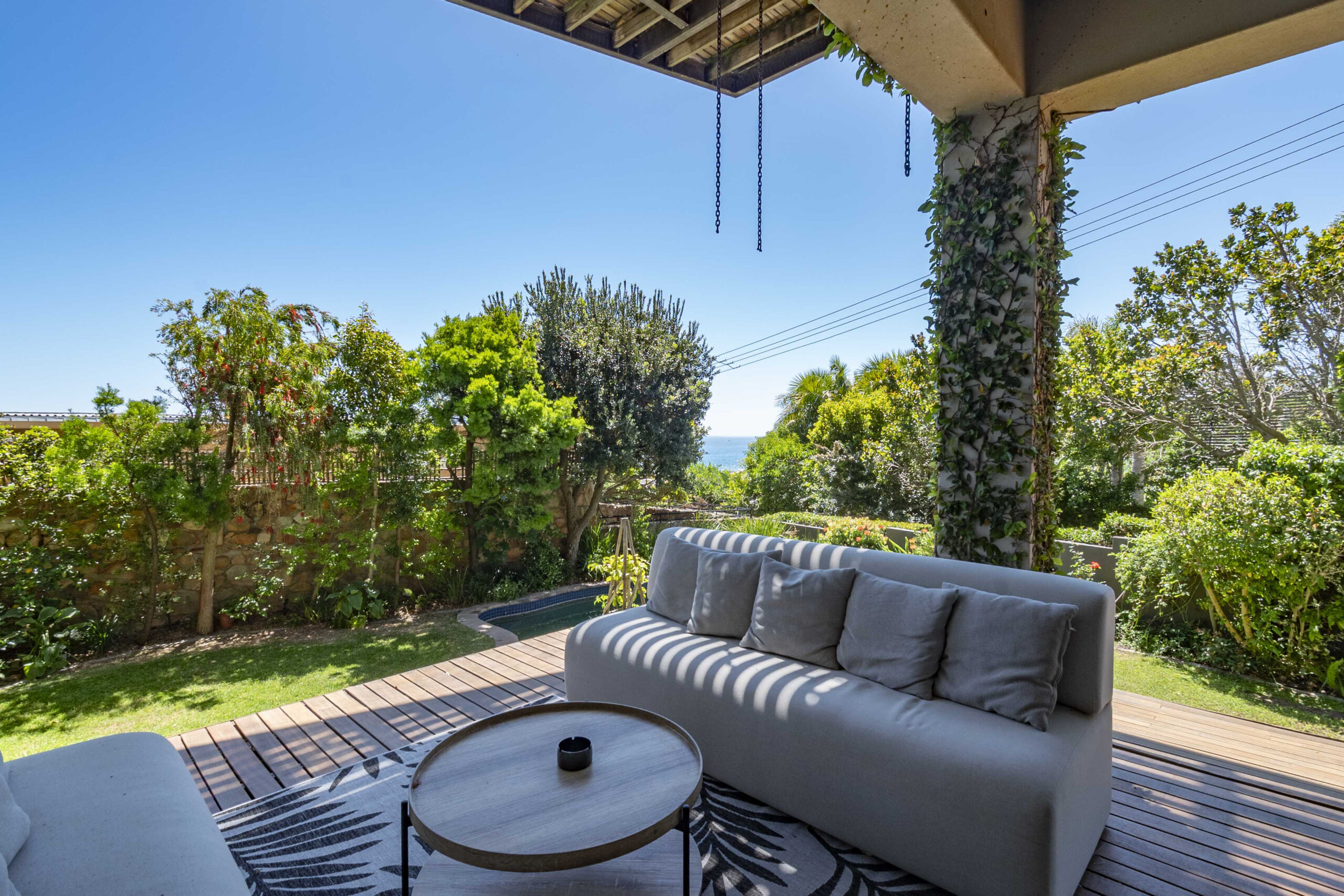 private-family-villa-bakoven-camps-bay-5bed-6bath-pool-ocean-bbq (18)