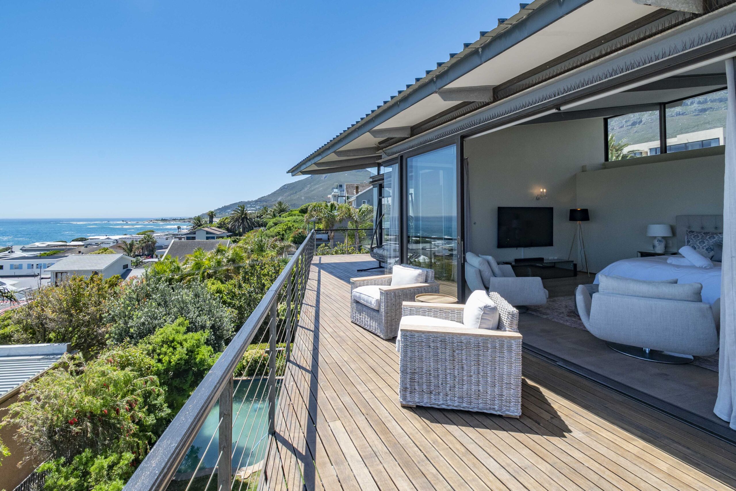 private-family-villa-bakoven-camps-bay-5bed-6bath-pool-ocean-bbq (2)
