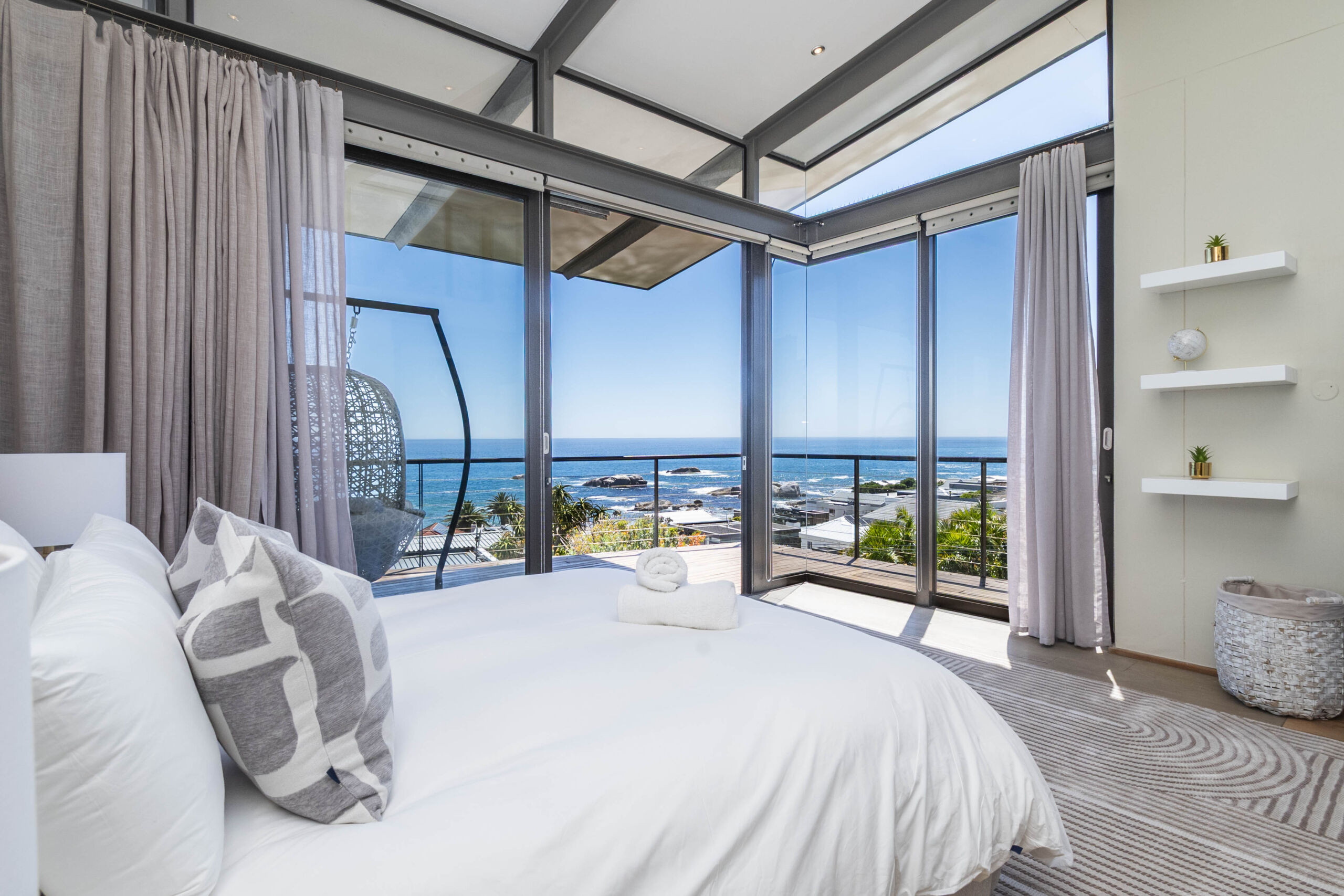 private-family-villa-bakoven-camps-bay-5bed-6bath-pool-ocean-bbq (5)
