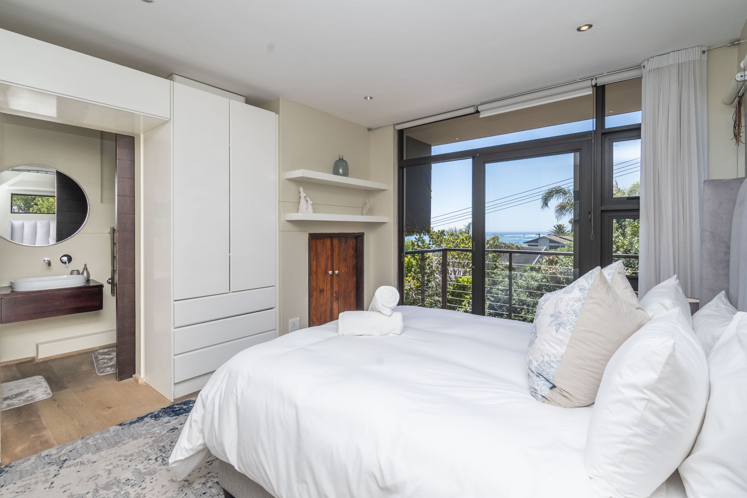 private-family-villa-bakoven-camps-bay-5bed-6bath-pool-ocean-bbq (7)