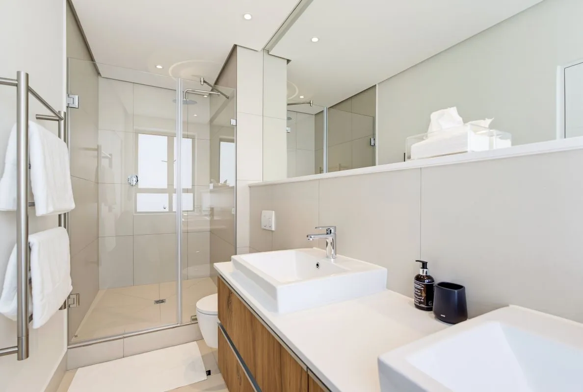private-3bed-luxury-modern-penthouse-cape-town (7)